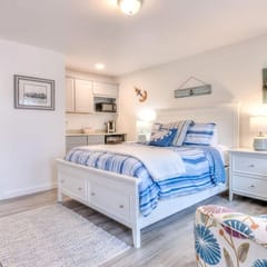 W4 - Blue - Whale Inn